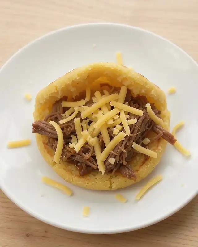 Arepa rellena de carne y queso